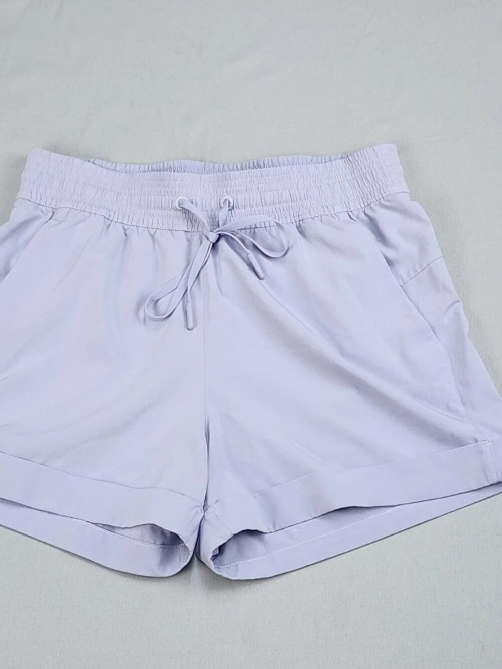 Lululemon Womens Size 4 Lavender Athletic Shorts Mid Rise Pockets 3in Inseam